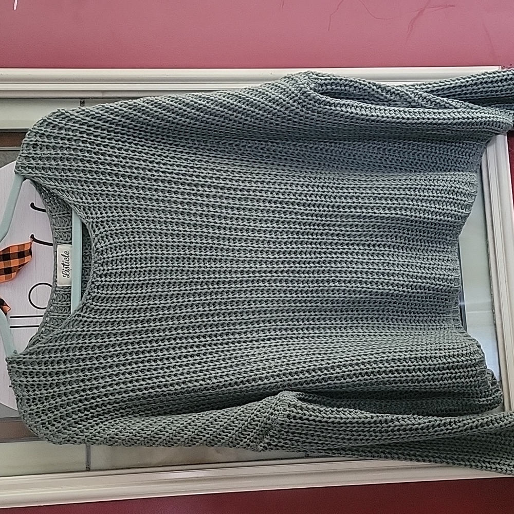 Gorgeous Listicle size M knit boutique sweater Sage green color
